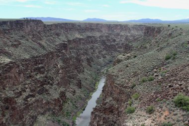 24 Mayıs 2025, Taos, New Mexico, ABD: Taos 'taki Rio Grande Gorge Köprüsü ya da Rio Grande Boğazı' nın karşısındaki 