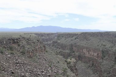 24 Mayıs 2025, Taos, New Mexico, ABD: Taos 'taki Rio Grande Gorge Köprüsü ya da Rio Grande Boğazı' nın karşısındaki 
