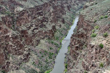 24 Mayıs 2025, Taos, New Mexico, ABD: Taos 'taki Rio Grande Gorge Köprüsü ya da Rio Grande Boğazı' nın karşısındaki 