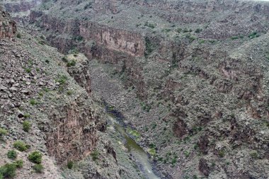 24 Mayıs 2025, Taos, New Mexico, ABD: Taos 'taki Rio Grande Gorge Köprüsü ya da Rio Grande Boğazı' nın karşısındaki 
