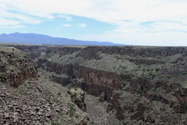 24 Mayıs 2025, Taos, New Mexico, ABD: Taos 'taki Rio Grande Gorge Köprüsü ya da Rio Grande Boğazı' nın karşısındaki 