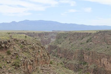 24 Mayıs 2025, Taos, New Mexico, ABD: Taos 'taki Rio Grande Gorge Köprüsü ya da Rio Grande Boğazı' nın karşısındaki 