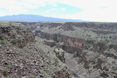24 Mayıs 2025, Taos, New Mexico, ABD: Taos 'taki Rio Grande Gorge Köprüsü ya da Rio Grande Boğazı' nın karşısındaki 