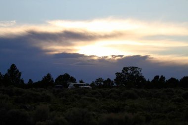 Tres Piedras, New Mexico, ABD: 23 Mayıs 2025 - New Mexico 'daki Tres Piedras çölünde gün batımı görüldü. Üç çöl taşında gün batımı. (Fotoğraf: Niyi Fote / Thenews2 / Depozito Fotoğrafları) 