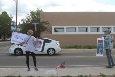 Taos, New Mexico, ABD: 25 Mayıs 2025 - Bir avuç Amerikalı, Toas, New Mexico 'da demokrasiyi korumak için biz Başkan Donald Trump' ı protesto etmek için Camino de la Placita 'da toplandı. (Niyi Fote/Thenews2)
