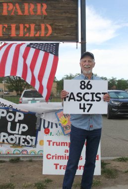 Taos, New Mexico, ABD: 25 Mayıs 2025 - Bir avuç Amerikalı, Toas, New Mexico 'da demokrasiyi korumak için biz Başkan Donald Trump' ı protesto etmek için Camino de la Placita 'da toplandı. (Niyi Fote/Thenews2)