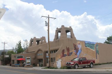 Taos, New Mexico, ABD: 25 Mayıs 2025 - Taos, Kuzey New Mexico 'da zengin tarihi, çarpıcı manzaraları ve eşsiz kültürleri ile tanınan bir kasabadır. (Niyi Fote/Thenews2)