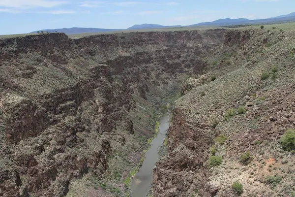 24 Mayıs 2025, Taos, New Mexico, ABD: Taos 'taki Rio Grande Gorge Köprüsü ya da Rio Grande Boğazı' nın karşısındaki 