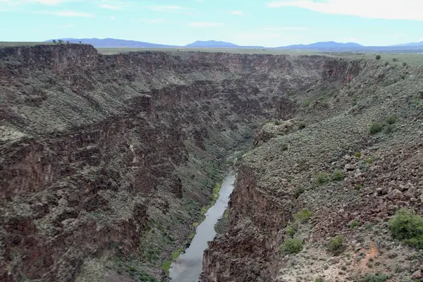 24 Mayıs 2025, Taos, New Mexico, ABD: Taos 'taki Rio Grande Gorge Köprüsü ya da Rio Grande Boğazı' nın karşısındaki 