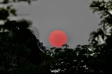 New York, ABD: 3 Haziran 2025 - Manhattan, New York 'ta sürpriz bir pembe ay görüldü. Pembe ay, Nisan ayında meydana gelen dolunaya verilen isimdir. (niyi fote / the new ws2)