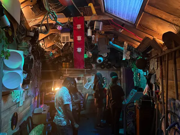 Santa Fe, New Mexico, ABD: 26 Mayıs 2025 - Miyav Wolf: Ebedi dönüş evi, 2008 'de küçük bir Santa Fe sanatçıları topluluğu olarak başladı. (Niyi Fote/Thenews2)