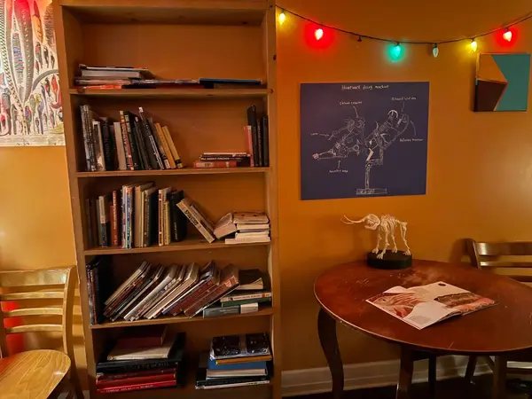 Santa Fe, New Mexico, ABD: 26 Mayıs 2025 - Miyav Wolf: Ebedi dönüş evi, 2008 'de küçük bir Santa Fe sanatçıları topluluğu olarak başladı. (Niyi Fote/Thenews2)