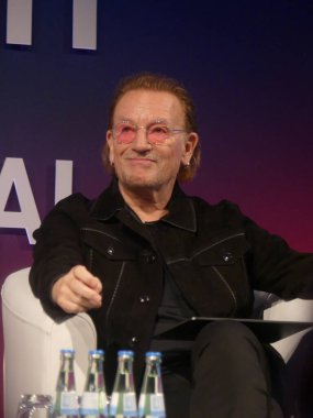 Berlin, Almanya: 5 Haziran 2025 - U2 vokalisti ve küresel rock yıldızı, özel sermaye fonu lideri, aktivist, etki yatırımcısı ve yükseliş fonunun kurucularından biri olan 