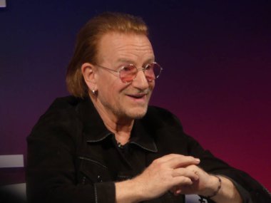 Berlin, Almanya: 5 Haziran 2025 - U2 vokalisti ve küresel rock yıldızı, özel sermaye fonu lideri, aktivist, etki yatırımcısı ve yükseliş fonunun kurucularından biri olan 