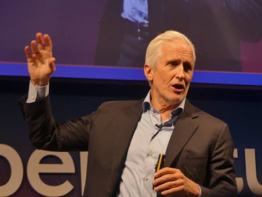 Berlin, Almanya: 5 Haziran 2025 - Jim Coulter - kurucu ortak ve yürütme başkanı, süper dönüş Berlin 2025 'te uluslararası özel sermaye aydınlatmaları giyiniyor. (Julia Mineeva / Newws2)