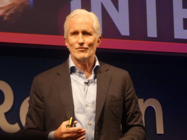 Berlin, Almanya: 5 Haziran 2025 - Jim Coulter - kurucu ortak ve yürütme başkanı, süper dönüş Berlin 2025 'te uluslararası özel sermaye aydınlatmaları giyiniyor. (Julia Mineeva / Newws2)