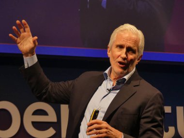 Berlin, Almanya: 5 Haziran 2025 - Jim Coulter - kurucu ortak ve yürütme başkanı, süper dönüş Berlin 2025 'te uluslararası özel sermaye aydınlatmaları giyiniyor. (Julia Mineeva / Newws2)