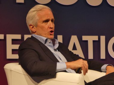 Berlin, Almanya: 5 Haziran 2025 - Jim Coulter - kurucu ortak ve yürütme başkanı, süper dönüş Berlin 2025 'te uluslararası özel sermaye aydınlatmaları giyiniyor. (Julia Mineeva / Newws2)