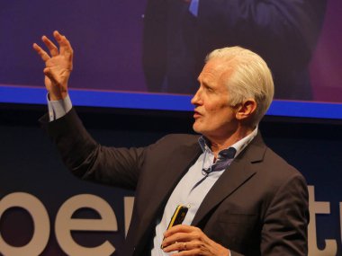 Berlin, Almanya: 5 Haziran 2025 - Jim Coulter - kurucu ortak ve yürütme başkanı, süper dönüş Berlin 2025 'te uluslararası özel sermaye aydınlatmaları giyiniyor. (Julia Mineeva / Newws2)