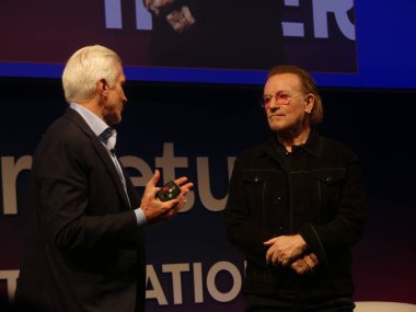 Berlin, Almanya: 5 Haziran 2025 - U2 solisti ve küresel rock yıldızı, özel sermaye fonu lideri, aktivist, etki yatırımcısı ve yükselme fonunun kurucularından biri olan 