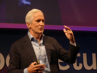 Berlin, Almanya: 5 Haziran 2025 - Jim Coulter - kurucu ortak ve yürütme başkanı, süper dönüş Berlin 2025 'te uluslararası özel sermaye aydınlatmaları giyiniyor. (Julia Mineeva / Newws2)