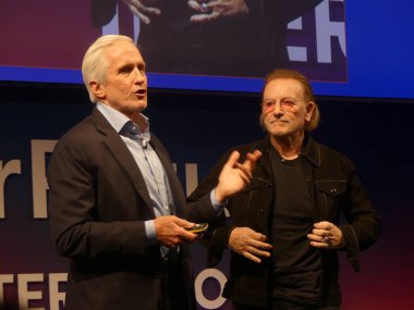 Berlin, Almanya: 5 Haziran 2025 - U2 solisti ve küresel rock yıldızı, özel sermaye fonu lideri, aktivist, etki yatırımcısı ve yükselme fonunun kurucularından biri olan 