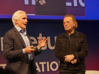 Berlin, Almanya: 5 Haziran 2025 - U2 solisti ve küresel rock yıldızı, özel sermaye fonu lideri, aktivist, etki yatırımcısı ve yükselme fonunun kurucularından biri olan 