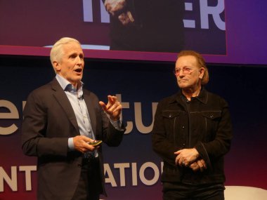 Berlin, Almanya: 5 Haziran 2025 - U2 solisti ve küresel rock yıldızı, özel sermaye fonu lideri, aktivist, etki yatırımcısı ve yükselme fonunun kurucularından biri olan 