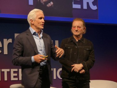 Berlin, Almanya: 5 Haziran 2025 - U2 solisti ve küresel rock yıldızı, özel sermaye fonu lideri, aktivist, etki yatırımcısı ve yükselme fonunun kurucularından biri olan 