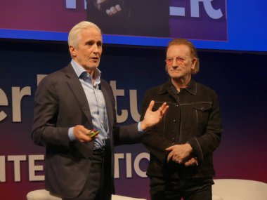 Berlin, Almanya: 5 Haziran 2025 - U2 solisti ve küresel rock yıldızı, özel sermaye fonu lideri, aktivist, etki yatırımcısı ve yükselme fonunun kurucularından biri olan 