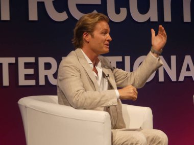 Berlin, Almanya: 5 Haziran 2025 - Uluslararası Formül bir yarış yıldızı ve risk sermaye fonu lideri Nico Rosberg, Berlin 2025 'te uluslararası özel sermaye aydınlatmalarına hitap ediyor. (Julia Mineeva / Newws2)
