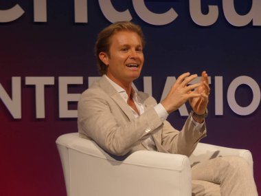 Berlin, Almanya: 5 Haziran 2025 - Uluslararası Formül bir yarış yıldızı ve risk sermaye fonu lideri Nico Rosberg, Berlin 2025 'te uluslararası özel sermaye aydınlatmalarına hitap ediyor. (Julia Mineeva / Newws2)