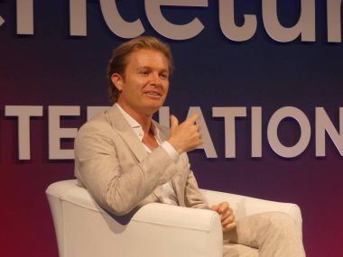 Berlin, Almanya: 5 Haziran 2025 - Uluslararası Formül bir yarış yıldızı ve risk sermaye fonu lideri Nico Rosberg, Berlin 2025 'te uluslararası özel sermaye aydınlatmalarına hitap ediyor. (Julia Mineeva / Newws2)