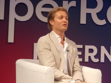 Berlin, Almanya: 5 Haziran 2025 - Uluslararası Formül bir yarış yıldızı ve risk sermaye fonu lideri Nico Rosberg, Berlin 2025 'te uluslararası özel sermaye aydınlatmalarına hitap ediyor. (Julia Mineeva / Newws2)