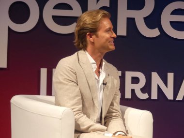 Berlin, Almanya: 5 Haziran 2025 - Uluslararası Formül bir yarış yıldızı ve risk sermaye fonu lideri Nico Rosberg, Berlin 2025 'te uluslararası özel sermaye aydınlatmalarına hitap ediyor. (Julia Mineeva / Newws2)