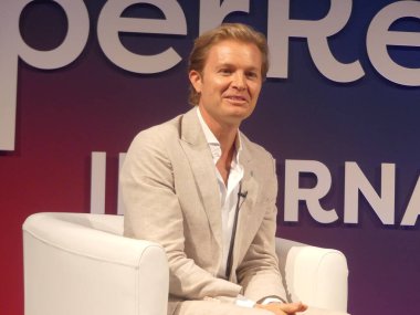 Berlin, Almanya: 5 Haziran 2025 - Uluslararası Formül bir yarış yıldızı ve risk sermaye fonu lideri Nico Rosberg, Berlin 2025 'te uluslararası özel sermaye aydınlatmalarına hitap ediyor. (Julia Mineeva / Newws2)