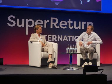 Berlin, Almanya: 5 Haziran 2025 - Uluslararası Formül bir yarış yıldızı ve risk sermaye fonu lideri Nico Rosberg, Berlin 2025 'te uluslararası özel sermaye aydınlatmalarına hitap ediyor. (Julia Mineeva / Newws2)
