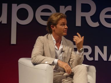 Berlin, Almanya: 5 Haziran 2025 - Uluslararası Formül bir yarış yıldızı ve risk sermaye fonu lideri Nico Rosberg, Berlin 2025 'te uluslararası özel sermaye aydınlatmalarına hitap ediyor. (Julia Mineeva / Newws2)