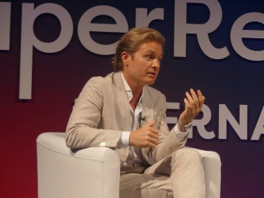 Berlin, Almanya: 5 Haziran 2025 - Uluslararası Formül bir yarış yıldızı ve risk sermaye fonu lideri Nico Rosberg, Berlin 2025 'te uluslararası özel sermaye aydınlatmalarına hitap ediyor. (Julia Mineeva / Newws2)
