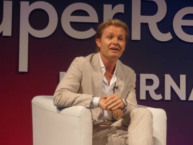 Berlin, Almanya: 5 Haziran 2025 - Uluslararası Formül bir yarış yıldızı ve risk sermaye fonu lideri Nico Rosberg, Berlin 2025 'te uluslararası özel sermaye aydınlatmalarına hitap ediyor. (Julia Mineeva / Newws2)