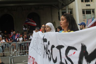 New York, ABD: 8 Haziran 2025 - 2025 'te New York' taki ulusal Porto Riko Günü geçidi Filistin 'in savaşın sona ermesi ve libe için mücadele etmesi talebiyle 8 Haziran Pazar günü düzenlendi. (Niyi Fote/Thenews2)