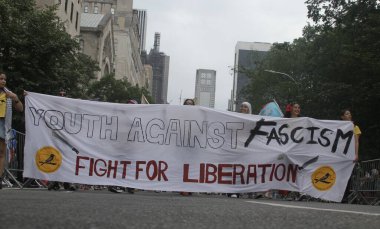 New York, ABD: 8 Haziran 2025 - 2025 'te New York' taki ulusal Porto Riko Günü geçidi Filistin 'in savaşın sona ermesi ve libe için mücadele etmesi talebiyle 8 Haziran Pazar günü düzenlendi. (Niyi Fote/Thenews2)