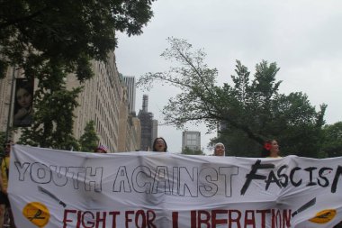 New York, ABD: 8 Haziran 2025 - 2025 'te New York' taki ulusal Porto Riko Günü geçidi Filistin 'in savaşın sona ermesi ve libe için mücadele etmesi talebiyle 8 Haziran Pazar günü düzenlendi. (Niyi Fote/Thenews2)