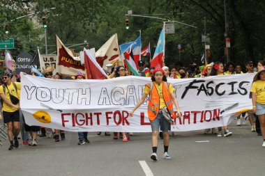 New York, ABD: 8 Haziran 2025 - 2025 'te New York' taki ulusal Porto Riko Günü geçidi Filistin 'in savaşın sona ermesi ve libe için mücadele etmesi talebiyle 8 Haziran Pazar günü düzenlendi. (Niyi Fote/Thenews2)