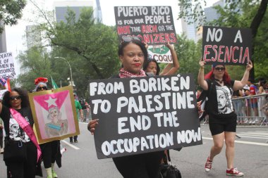 New York, ABD: 8 Haziran 2025 - 2025 'te New York' taki ulusal Porto Riko Günü geçidi Filistin 'in savaşın sona ermesi ve libe için mücadele etmesi talebiyle 8 Haziran Pazar günü düzenlendi. (Niyi Fote/Thenews2)