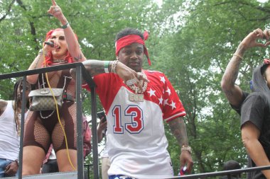 8 Haziran 2025, New York, ABD: Lil twist (rasta ile), orijinal adı Christopher Lynn Moore, Dallas merkezli rapçi, Just ina Valentine (kızıl saç), Amerikan televizyon sunucusu ve rapçi. 