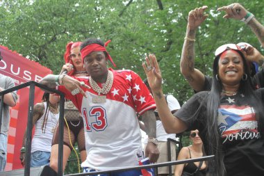 8 Haziran 2025, New York, ABD: Lil twist (rasta ile), orijinal adı Christopher Lynn Moore, Dallas merkezli rapçi, Just ina Valentine (kızıl saç), Amerikan televizyon sunucusu ve rapçi. 