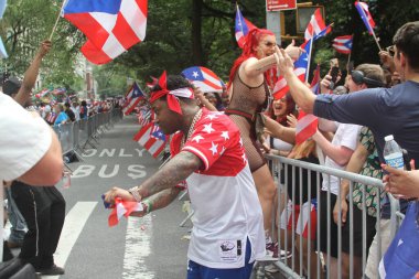 8 Haziran 2025, New York, ABD: Lil twist (rasta ile), orijinal adı Christopher Lynn Moore, Dallas merkezli rapçi, Just ina Valentine (kızıl saç), Amerikan televizyon sunucusu ve rapçi. 
