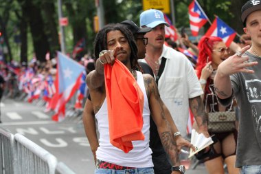 8 Haziran 2025, New York, ABD: Lil twist (rasta ile), orijinal adı Christopher Lynn Moore, Dallas merkezli rapçi, Just ina Valentine (kızıl saç), Amerikan televizyon sunucusu ve rapçi. 