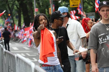 8 Haziran 2025, New York, ABD: Lil twist (rasta ile), orijinal adı Christopher Lynn Moore, Dallas merkezli rapçi, Just ina Valentine (kızıl saç), Amerikan televizyon sunucusu ve rapçi. 